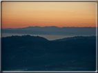 foto Colline nella nebbia al Tramonto